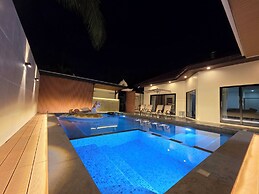 Majestic Seaside Pool Villa