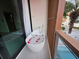 Majestic Seaside Pool Villa