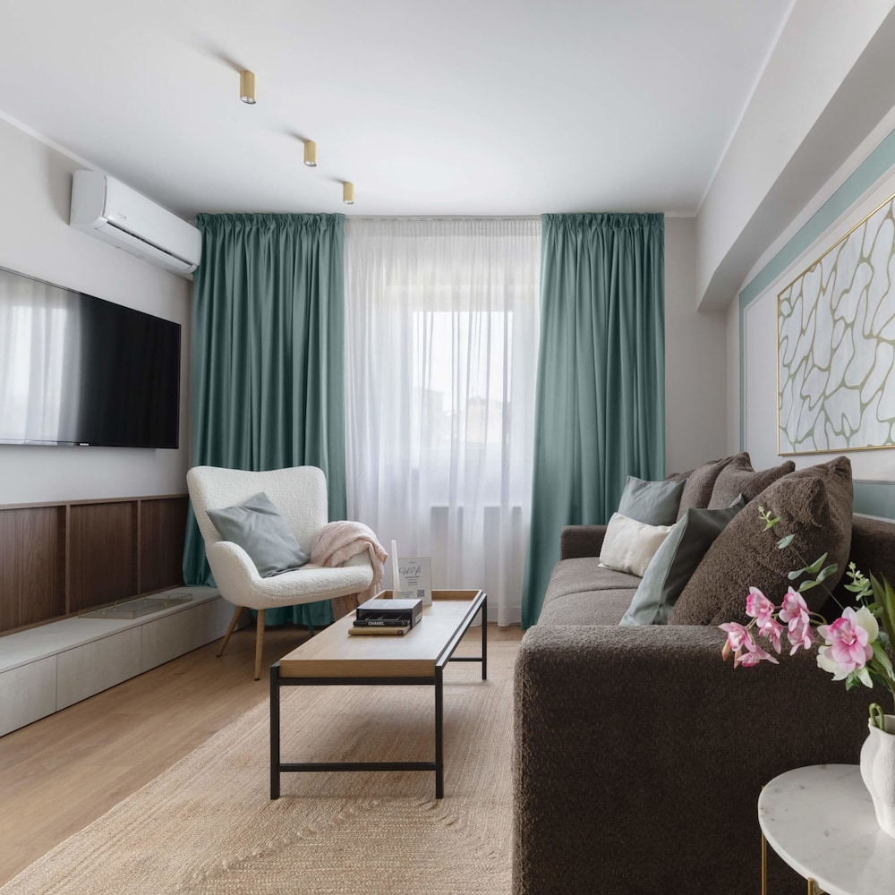 Holt s Sublime Minty Fresh 1BR on the Park