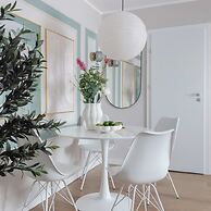 Holt s Sublime Minty Fresh 1BR on the Park