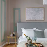 Holt s Sublime Minty Fresh 1BR on the Park