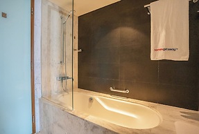 Lux 1BR Apt in Dubai Mall Residences