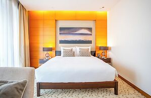 Lux 1BR Apt in Dubai Mall Residences