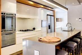 Tranquil Escape in Sea Point Aureto