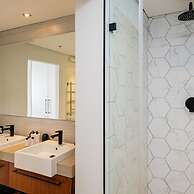 Waterfront Elegance at Harbour Bridge 413
