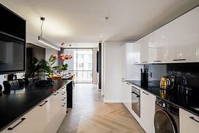 Waterfront Elegance at Harbour Bridge 413