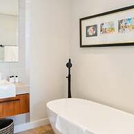 Waterfront Elegance at Harbour Bridge 413