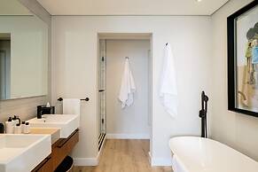 Waterfront Elegance at Harbour Bridge 413