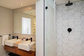 Waterfront Elegance at Harbour Bridge 413