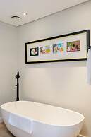 Waterfront Elegance at Harbour Bridge 413