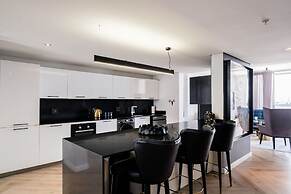 Waterfront Elegance at Harbour Bridge 413