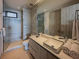 Has it all Beachfront Retreat With Stunning Views