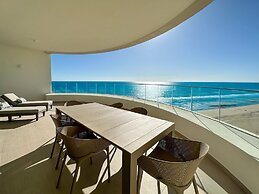 Has it all Beachfront Retreat With Stunning Views