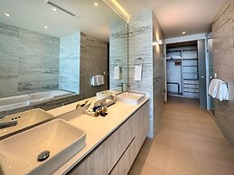 Has it all Beachfront Retreat With Stunning Views
