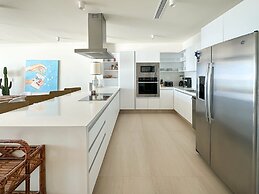 Has it all Beachfront Retreat With Stunning Views
