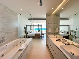 Has it all Beachfront Retreat With Stunning Views