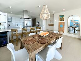 Has it all Beachfront Retreat With Stunning Views