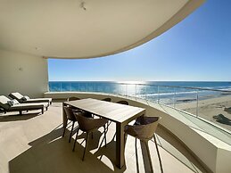 Has it all Beachfront Retreat With Stunning Views