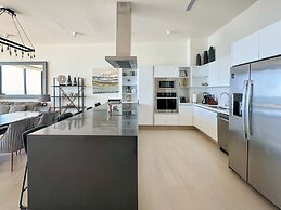 Sandy Beach 2BR Beachfront Getaway