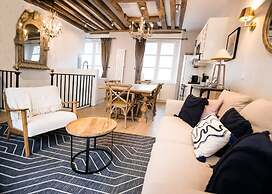 Classy Bourgeois Chic 2 Bedroom Apt in Le Marais