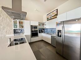 Beachtop Haven 2BR Condo at Iconic Sandy Beach