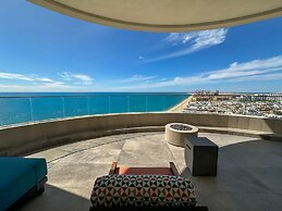 Beachtop Haven 2BR Condo at Iconic Sandy Beach