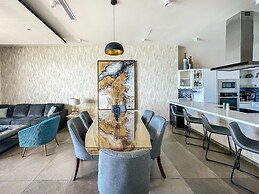 Beachtop Haven 2BR Condo at Iconic Sandy Beach