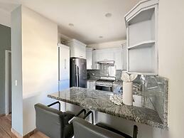Sleek Downtown Escape With Private Parking