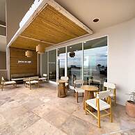 Luxury Ocean View Condo w Huge Deck