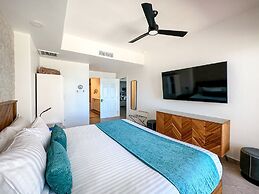 Luxury Ocean View Condo w Huge Deck