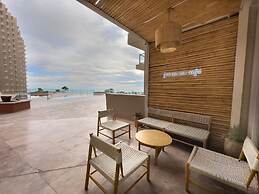 Luxury Ocean View Condo w Huge Deck