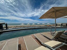 Luxury Ocean View Condo w Huge Deck