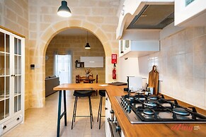 Charming Historic Home With Rooftop Views