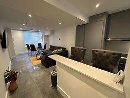 House - Sleeps 4 & Free Parking