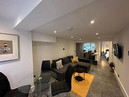 House - Sleeps 4 & Free Parking