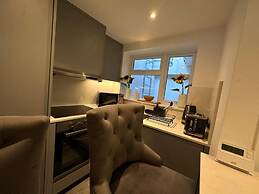 House - Sleeps 4 & Free Parking
