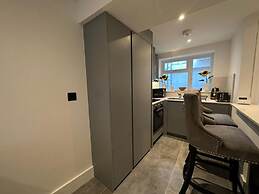 House - Sleeps 4 & Free Parking