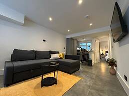 House - Sleeps 4 & Free Parking