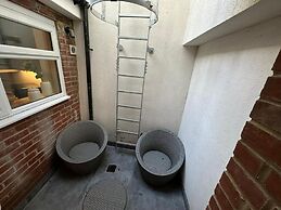 House - Sleeps 4 & Free Parking