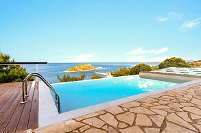 Coastal Paradise Found - Komis Private Pool Gem