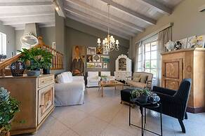 Serene Seaside Bliss - Lush Secluded Garden Oasis