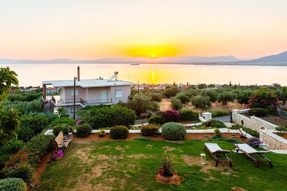 Sunset Paradise - Verga s Ultimate Seaview Getaway