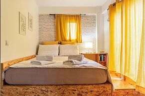Downtown Central Suite With Private Parking