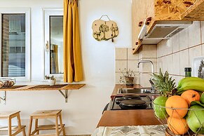 Downtown Central Suite With Private Parking