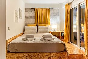 Downtown Central Suite With Private Parking