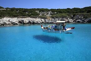 Skyros Luxury Poolside Getaway