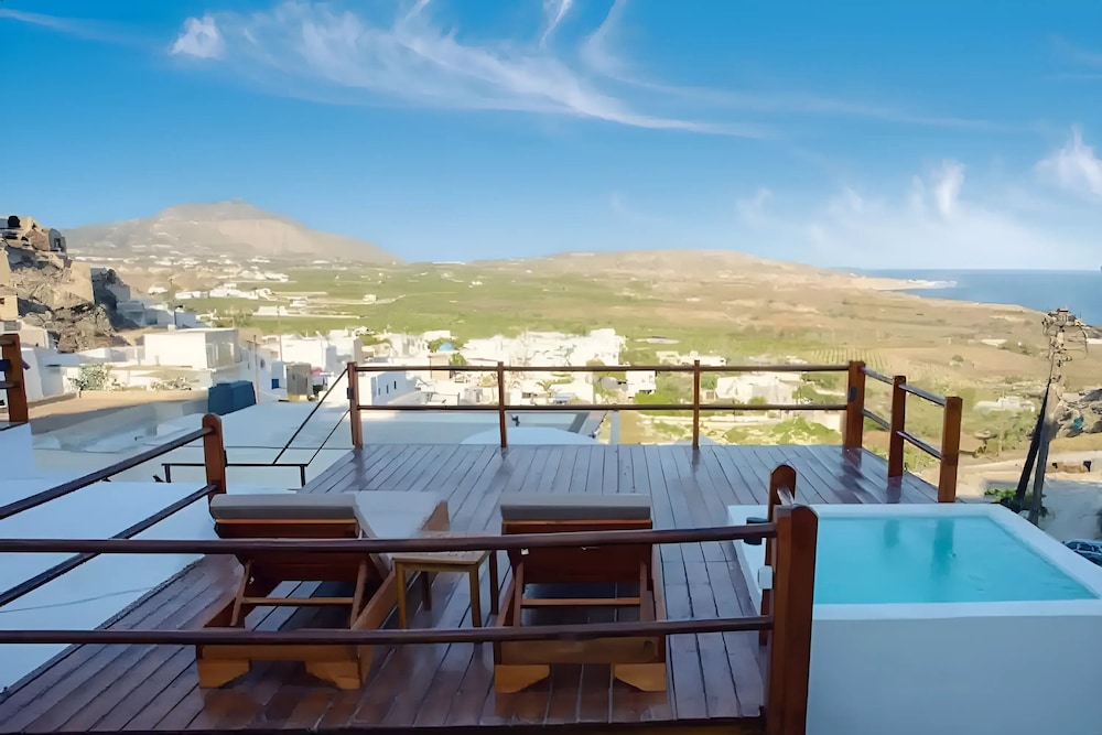 Santorini Rooftop Hot Tub Suite w Panoramic Views