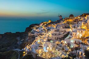 Santorini Rooftop Hot Tub Suite w Panoramic Views