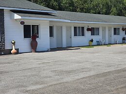 White Fang Motel