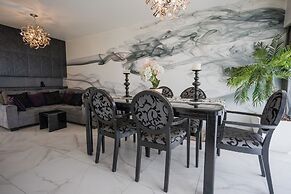 New Loft with Valet Parking & Amenities